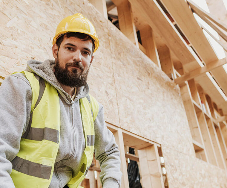 Handwerker vor einem Rohbau